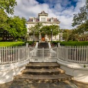 2023-05-12_196679_WTA_R5 Glen Auburn Home, located in the charming city of Natchez, Mississippi, is steeped in history and boasts a remarkable architectural legacy. This Greek...