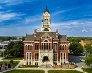 2025-09-14_343954_WTA_Mavic_4_Pro_1x The Franklin County Courthouse in Hampton, Iowa, built in 1891, is a distinguished example of Romanesque Revival architecture that reflects the county’s growth...