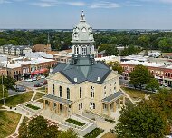 2025-09-15_345225_WTA_Mavic_4_Pro_1x The Madison County Courthouse in Winterset, Iowa, completed in 1876, is a striking example of Renaissance Revival architecture and remains the focal point of...
