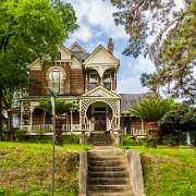 2023-05-12_196596_WTA_R5 1016 Main St Natchez, Mississippi The Keyhole House in Natchez, Mississippi, holds a unique place in the city's history and architectural landscape. Dating back...