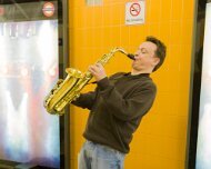 2006-03-10_09906_WTA_5DM1 Busker - London Tube