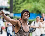 2006-07-08_12041_WTA_5DM1 Busker - Along River Thames - London