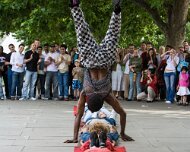 2006-07-08_12102_WTA_5DM1 Busker - Along River Thames - London