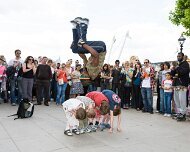 2008-05-24_24601_WTA_5DM1 Busker - Near London Eye